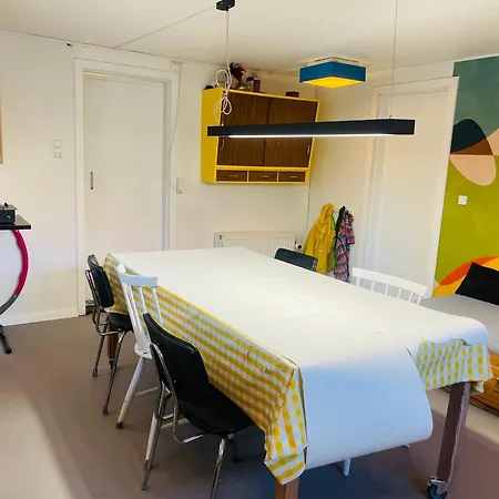 Charmerende Kaelderlejlighed I Lejlighed