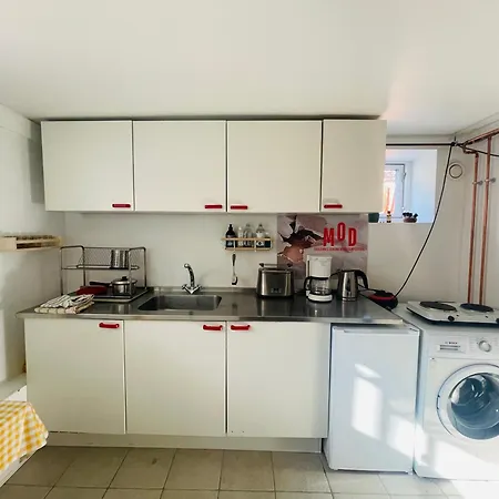 Apartment Charmerende Kaelderlejlighed I