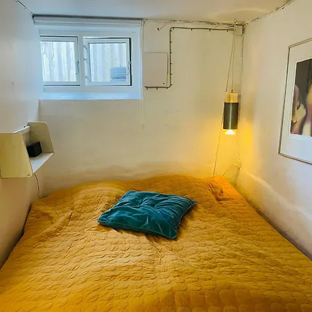 Charmerende Kaelderlejlighed I Lejlighed *